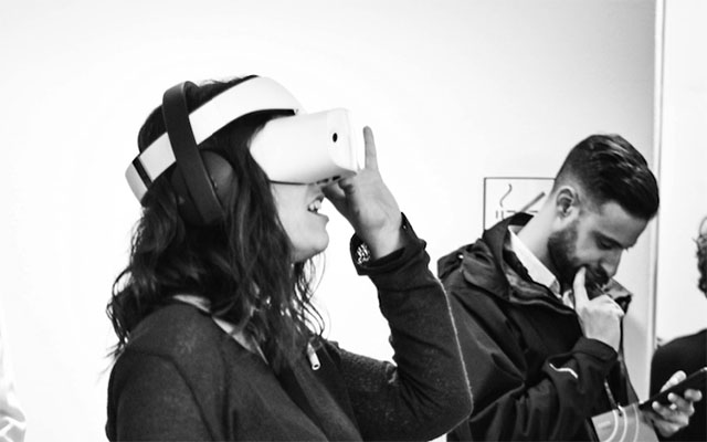 VR Girl-640-boxed